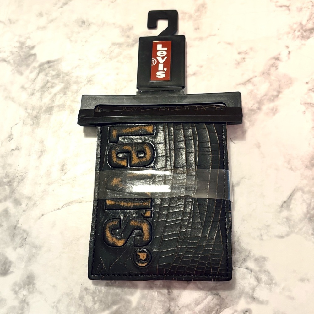 NWT Levi’s Black Leather Distressed Wallet Men’s